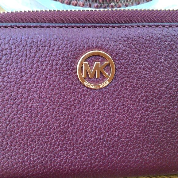 Michael Kors Purple Berry Pebble Leather Wristlet Wallet NWOT - Picture 3 of 7